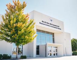 Школа в Чикаго Marian Catholic High School