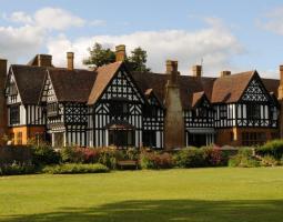 Akeley Wood Senior & 6th Form School — Старшая школа Akeley Wood