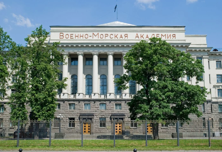 Главком ВМФ России принял участие в церемонии выпуска офицеров Военно-морской ак