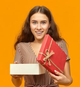 Чем порадовать выпускника? Лучшие подарки для поступившего студента