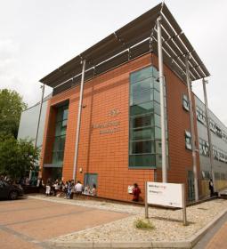 Известный колледж Bellerbys College предлагает стипендии 100%, 70% и 40% стипендии на обучение талантливым школьникам!