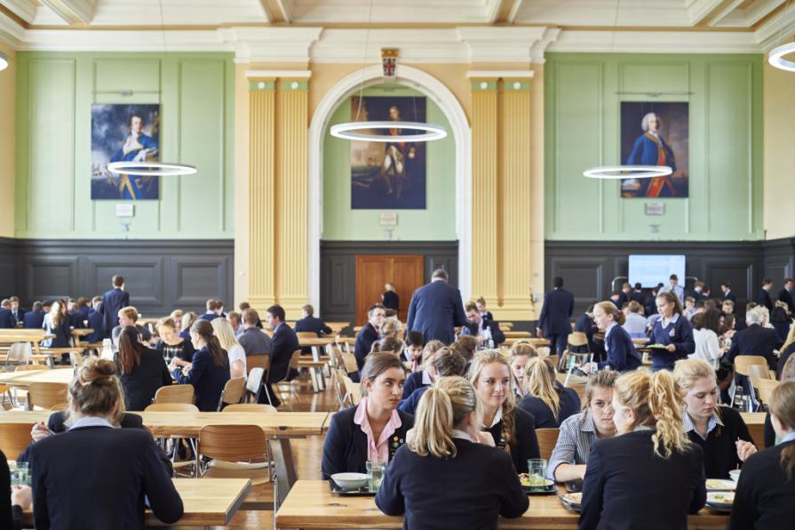 100% и 75% стипендия на летние программы при Cambridge University и Royal Hospital School