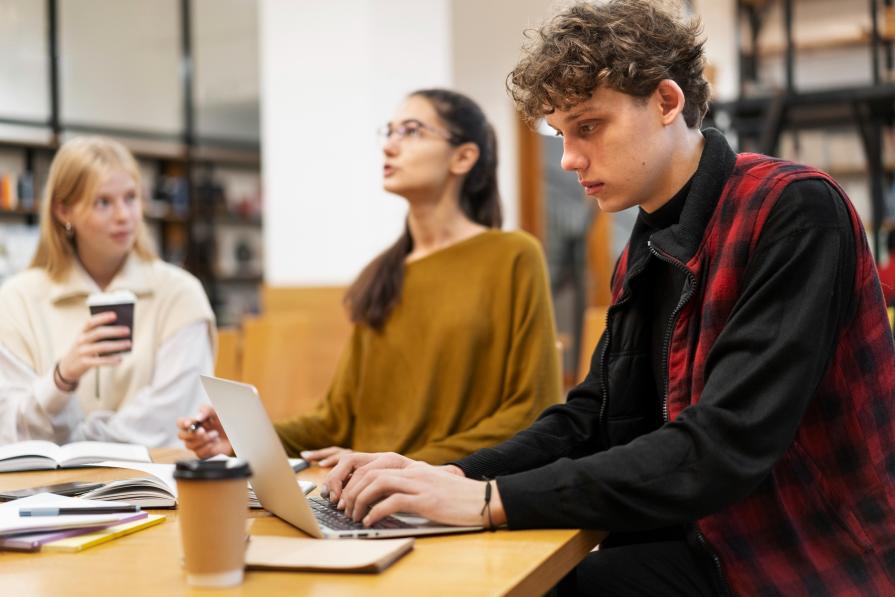Студенты списывают у ChatGPT: Что делать преподавателям?