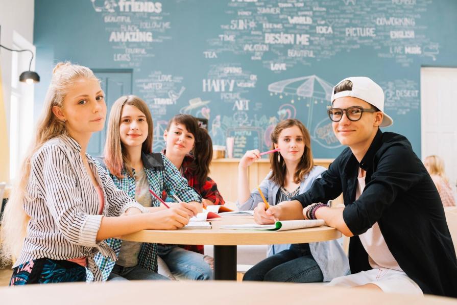 How is life organized in an American campus?