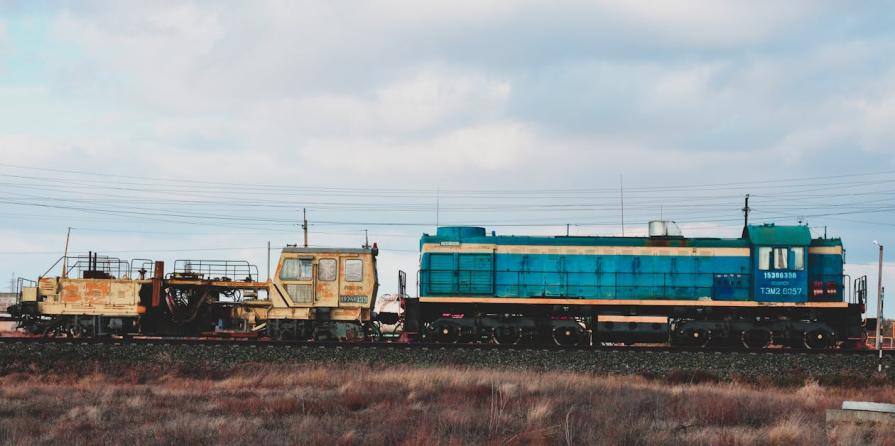 Откуда в арабских пустынях взялись заброшенные поезда?