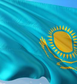 Что означают цвета и символы флага Казахстана?