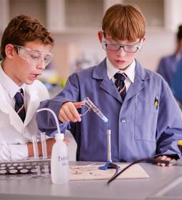 На базе престижной школы St. Georges School Montreux при партнерстве FCB Escola пройдет неделя летнего футбольного лагеря мирового уровня!