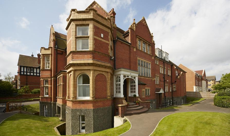 Earlscliffe Sixth Form School приглашает на Пасхальные и летние каникулы со скидками