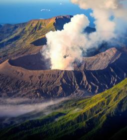 Тур по вулканам Индонезии, извержения которых происходят каждую минуту