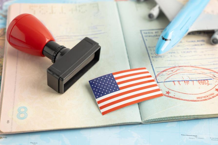 Китайские студенты массово теряют студенческие визы в США